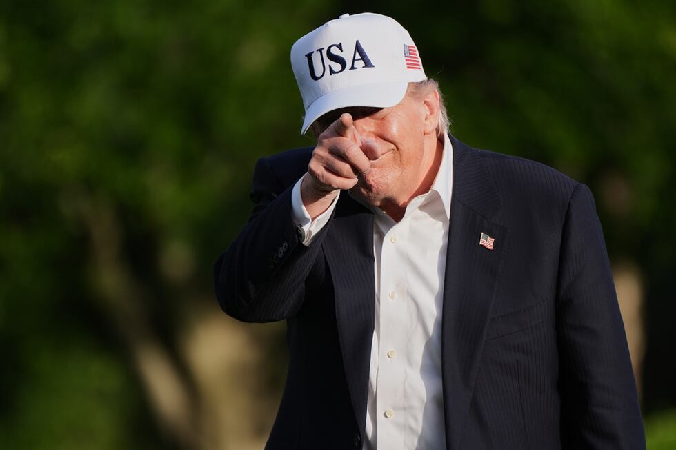 El presidente de Estados Unidos, Donald Trump, hace un gesto a la prensa mientras camina por...