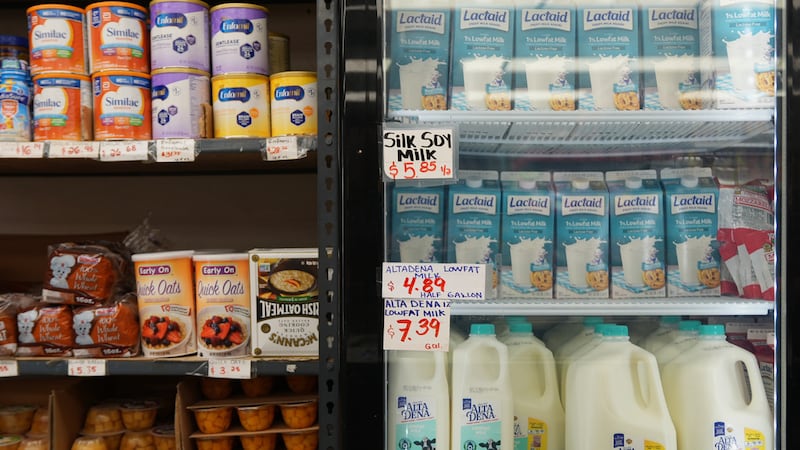 Mercancías básicas, como formula infantil y productos lácteos, en un mercado que atiende a la...