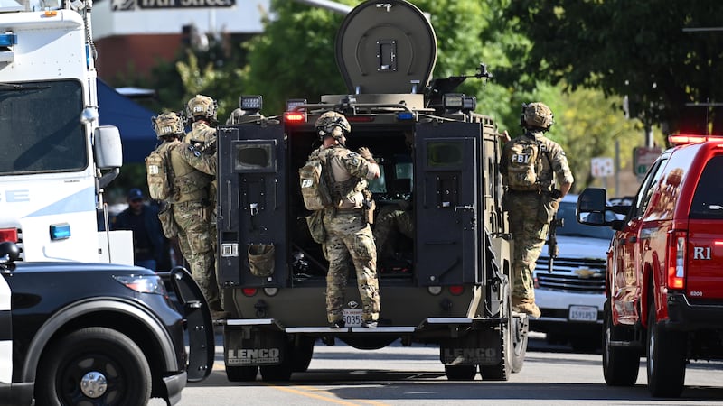 Agentes del FBI cerca del lugar donde un hombre tomó rehenes en Bakersfield, California, el 2...