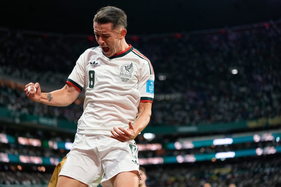 El mexicano Álvaro Fidalgo celebra después de anotar el tercer gol de México en su partido...