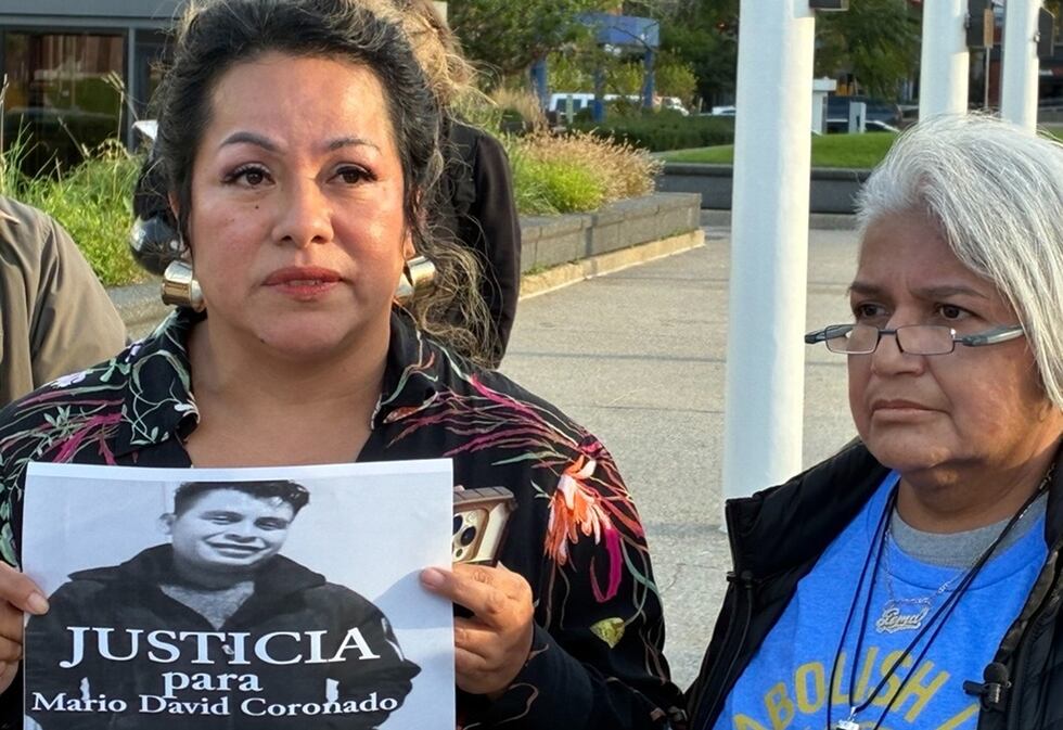 Karla Barberi (izq) y Gema Lowe exigen justicia por la muerte del inmigrante Mario David...