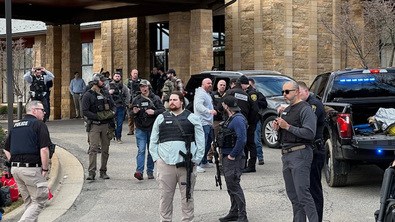 Agentes policiales resguardan la sinagoga Temple Israel tras un reporte de tiroteo, en el...