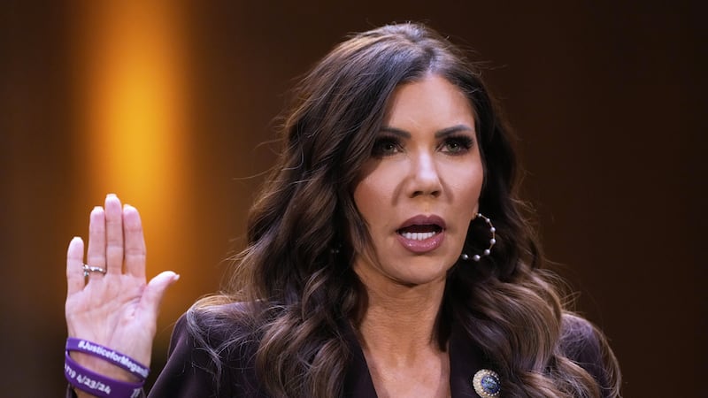 La secretaria de Seguridad Nacional de Estados Unidos Kristi Noem en el Congreso en Washington...