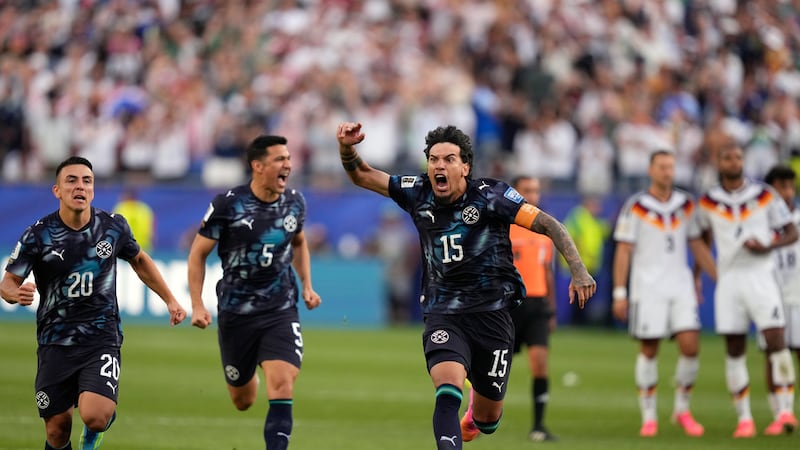 Gustavo Gómez, de la selección de Paraguay, festeja la victoria sobre Alemania, por penales en...