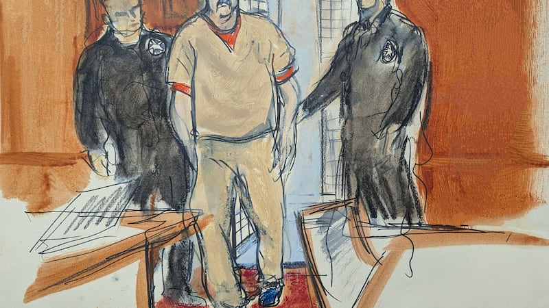 Bosquejo de una artista que muestra al expresidente venezolano Nicolás Maduro en un tribunal,...