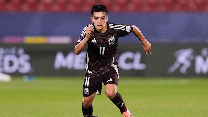 ARCHIVO - El volante mexicano Gilberto Mora durante el partido contra Argentina en los cuartos...