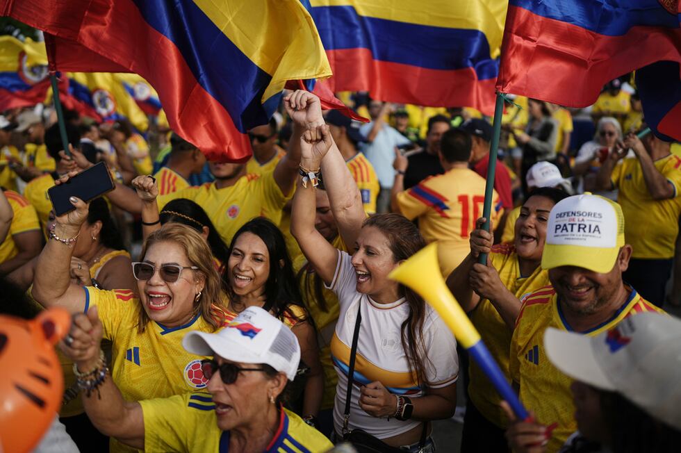 Simpatizantes del candidato presidencial Abelardo de la Espriella celebran los resultados...