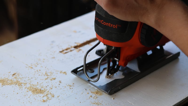 Felicia Fonseca utiliza una sierra caladora para cortar una pieza de madera contrachapada para...