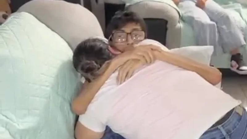 Kevin González, de 18 años, reuniéndose con sus padres en México, el 9 de mayo de 2026....