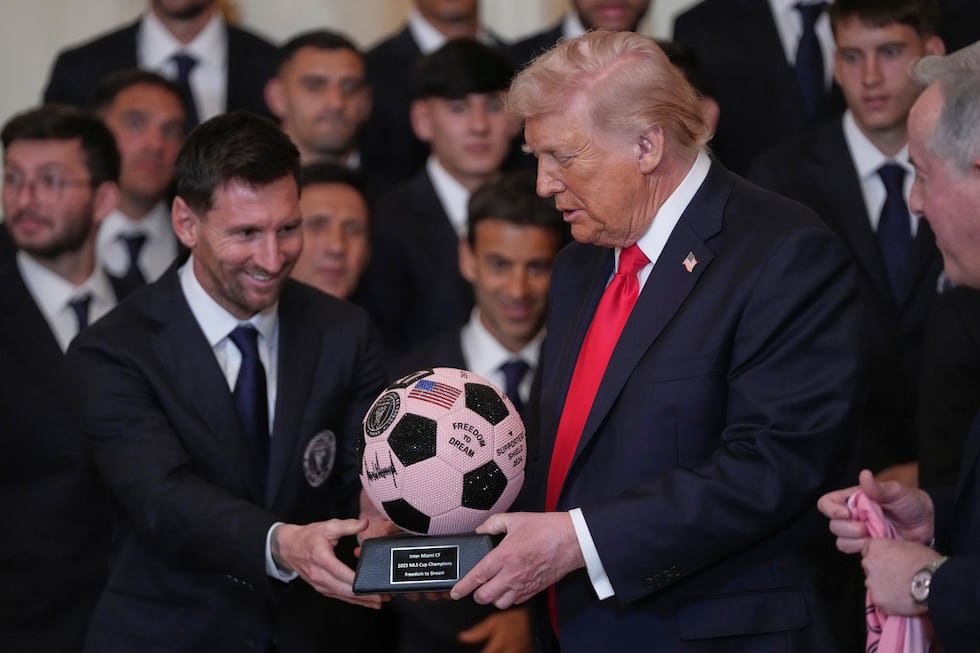 El presidente estadounidense Donald Trump recibe un trofeo de manos del argentino Lionel...