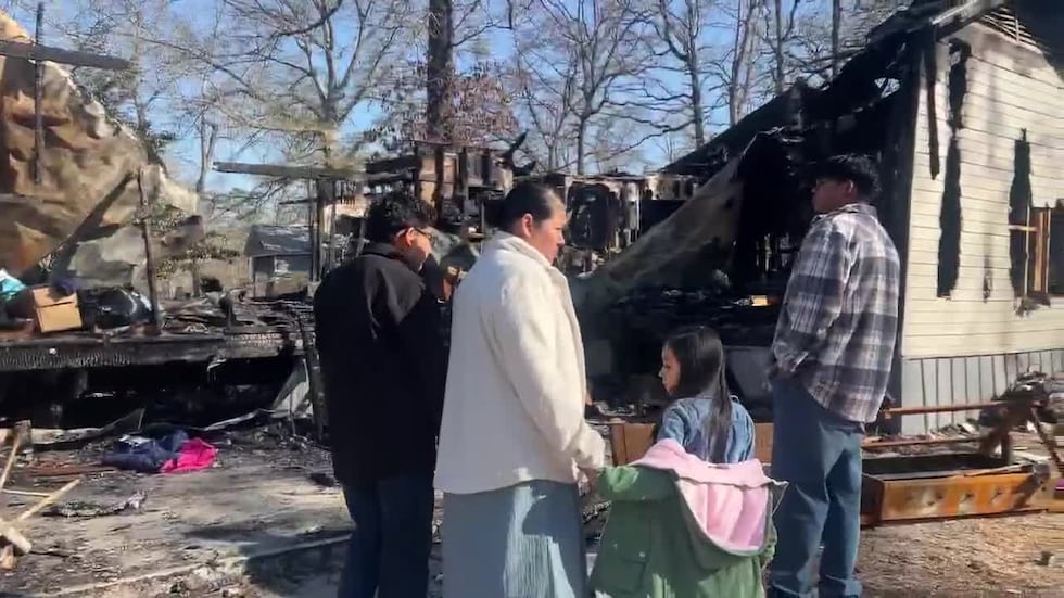 Una madre y sus tres hijos enfrentan incertidumbre después de perder su hogar en un incendio...