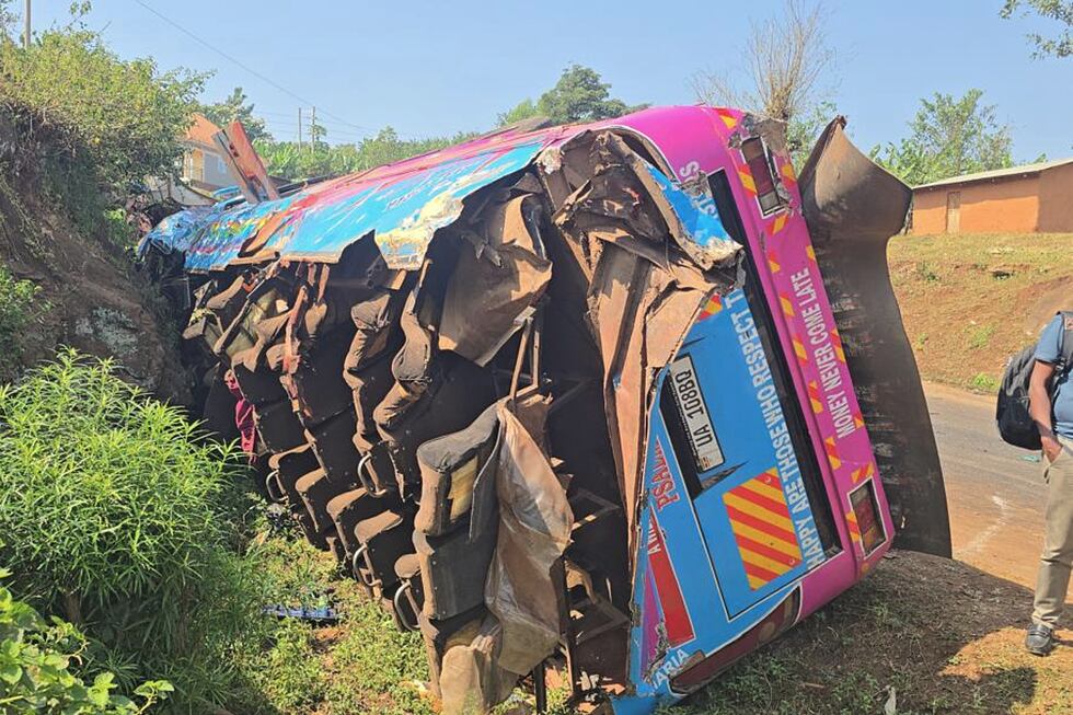 Un autobús permanece volcado a un lado de una carretera, el viernes 17 de julio de 2026, en el...