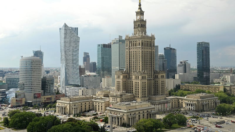 ARCHIVO - Rascacielos más modernos flanquean el Palacio de la Cultura y la Ciencia de la era...