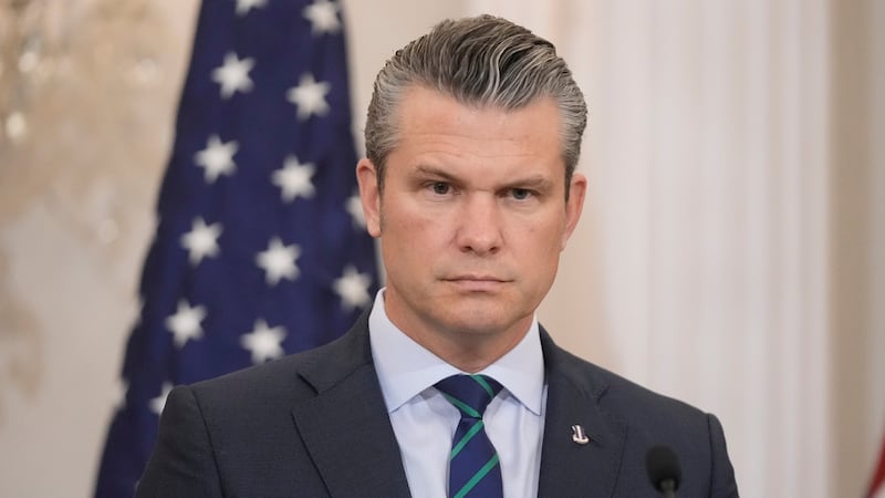 El secretario de Defensa de Estados Unidos, Pete Hegseth, escucha en una conferencia de prensa...