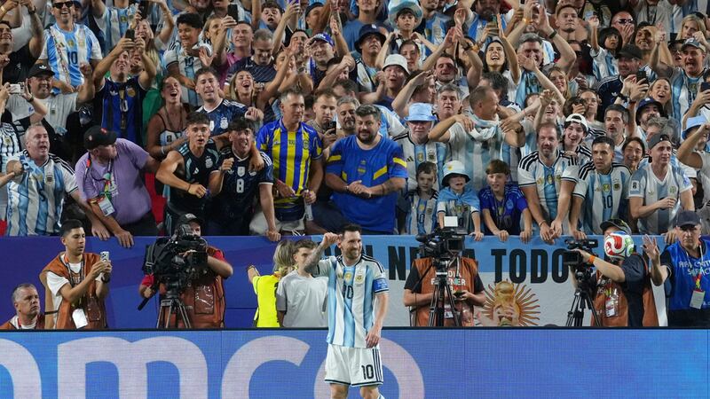Lionel Messi, de la selección de Argentina, festeja tras anotar su segundo gol ante Argelia,...