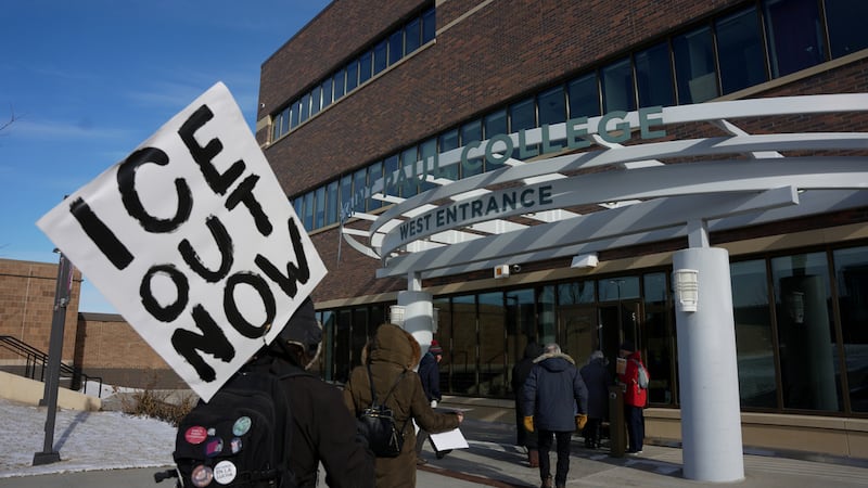Personas llegan para una marcha en honor a Martin Luther King Jr en St. Paul, Minnesota el 19...