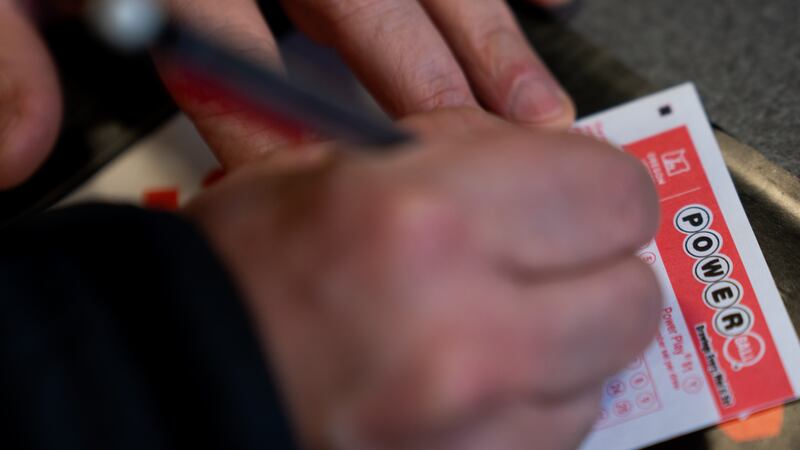 Una persona rellena un boleto de lotería el lunes 22 de diciembre de 2025 en Portland, Oregon....