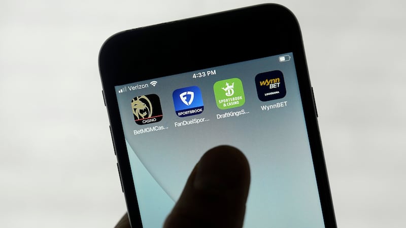 ARCHIVO - Esta fotografía del 26 de septiembre de 2022 muestra las aplicaciones de apuestas en...