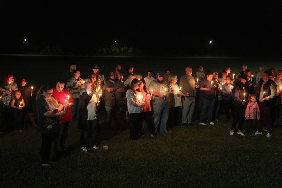 Vecinos en Centerville, Tennessee, realizan una vigilia en honor a las víctimas de una...