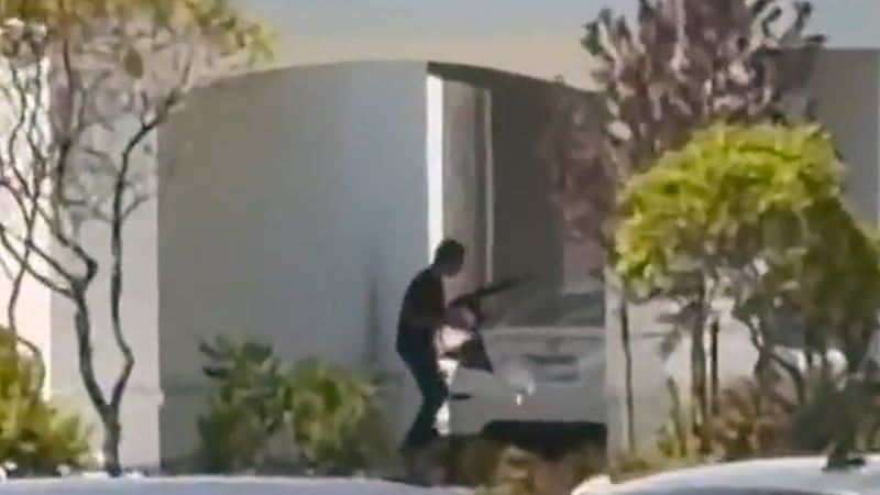 Esta imagen tomada de un video grabado por un testigo muestra la escena de un tiroteo en un...