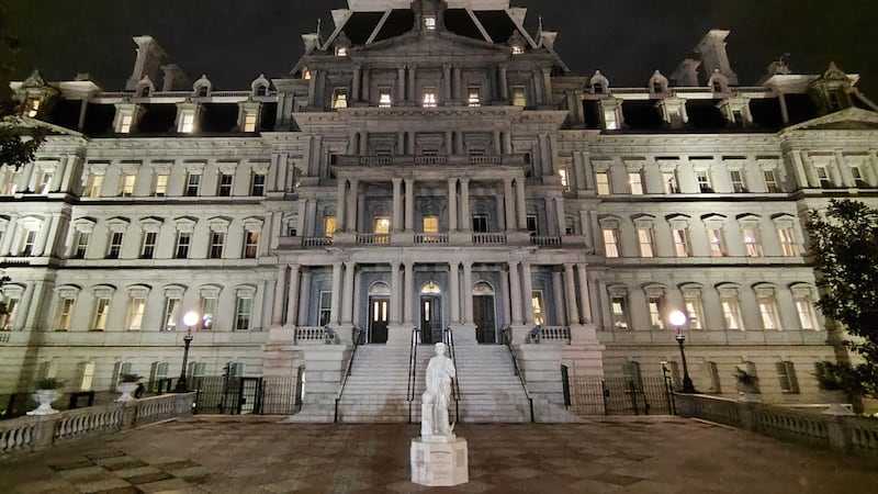 Esta foto proporcionada por Will Hemsley muestra una estatua de Cristóbal Colón ante el...