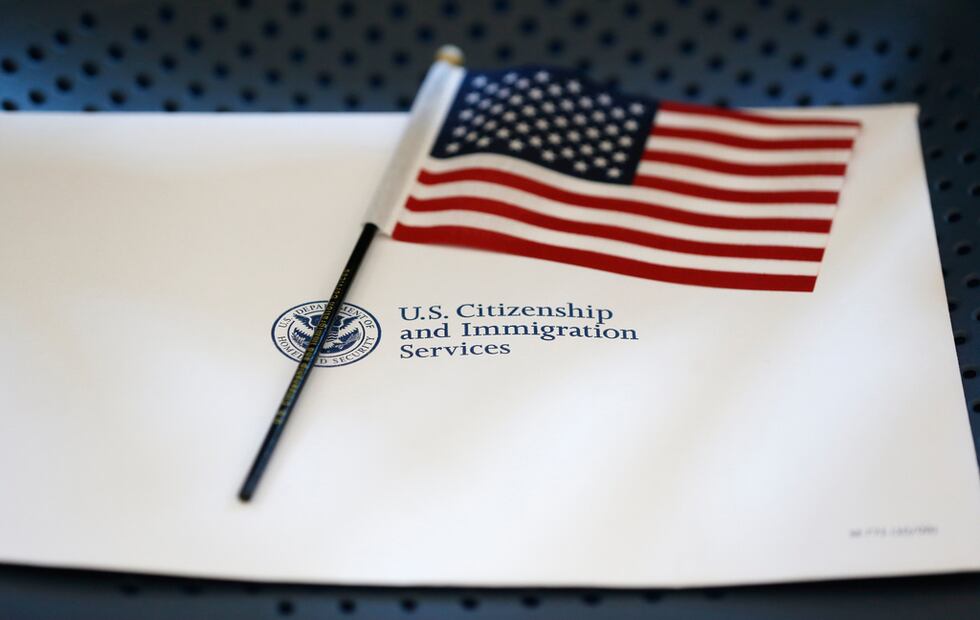 Un paquete de información y una bandera de Estados Unidos sobre una silla en la oficina de...