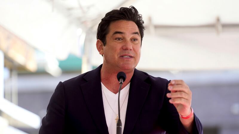 ARCHIVO - Dean Cain habla durante una ceremonia en honor a Mehmet Oz con una estrella en el...