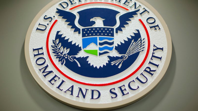 ARCHIVO – El logotipo del Departamento de Seguridad Nacional durante una conferencia de prensa...