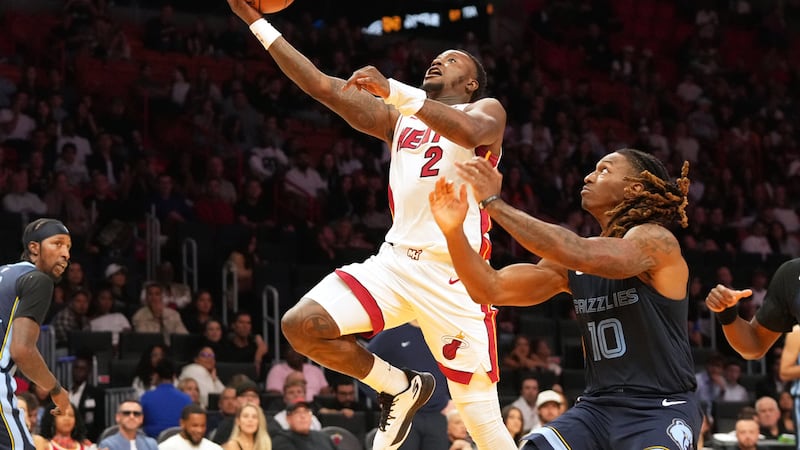 Terry Rozier (2) del Heat de Miami penetra hacia la canasta en un juego ante los Grizzlies de...