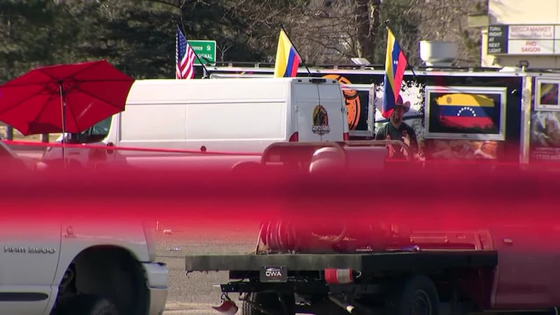 Un adolescente de 16 años murió a tiros el sábado y tres adultos resultaron heridos luego de...