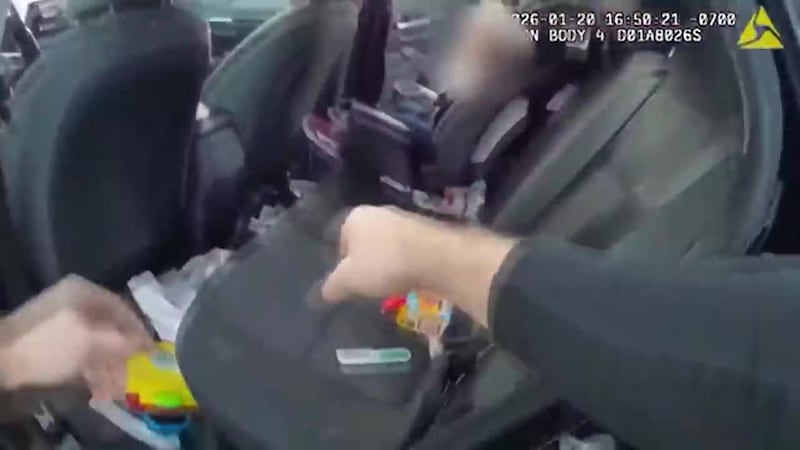 Agentes rescatan a bebé de 2 años que se encontraba en un auto que previamente había sido...