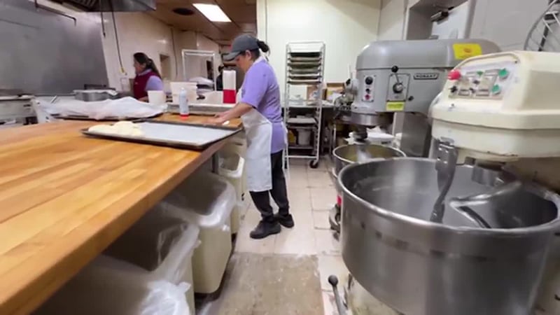 Gobierno dejará de dar préstamos a pequeños negocios si sus dueños no son ciudadanos. Vea...