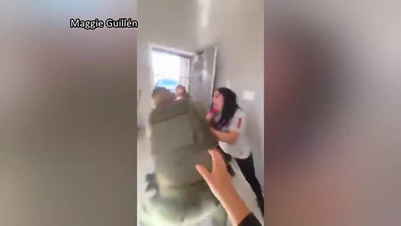 Familia capta en video redada de ICE dentro de su propia casa. Cuando ya los agentes se iban,...