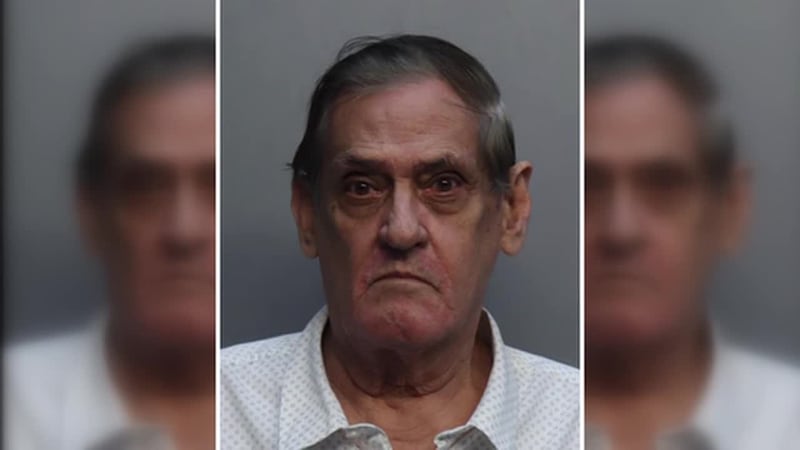 Lo acusan de hacerse pasar por contador público y de defraudar a dueño de restaurantes....