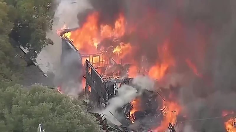 Las autoridades no dieron de momento el número de desaparecidos. Los bomberos dijeron que la...