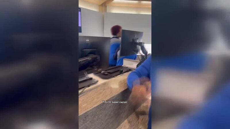 Una familia denunció que una empleada de una aerolínea presuntamente los amenazó con llamar a...