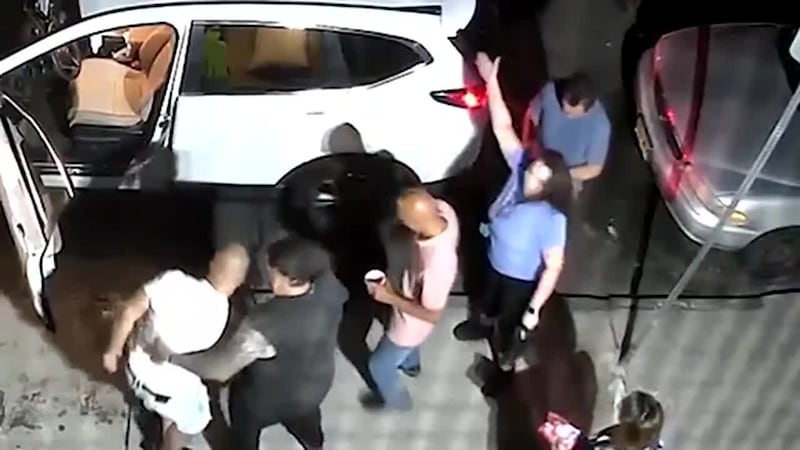 Cámaras de seguridad captan brutal golpiza tras disputa por estacionamiento. La víctima alega...