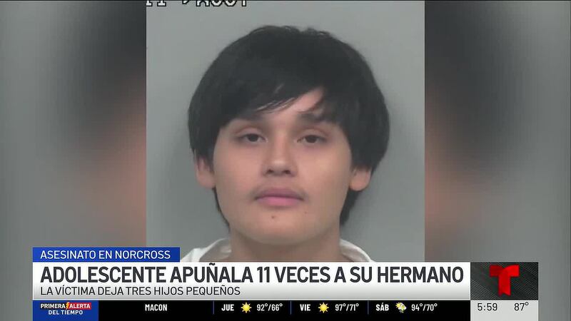 Joshua Ramos, de 18 años, está acusado de asesinar a su hermano mayor tras asestarle 11...